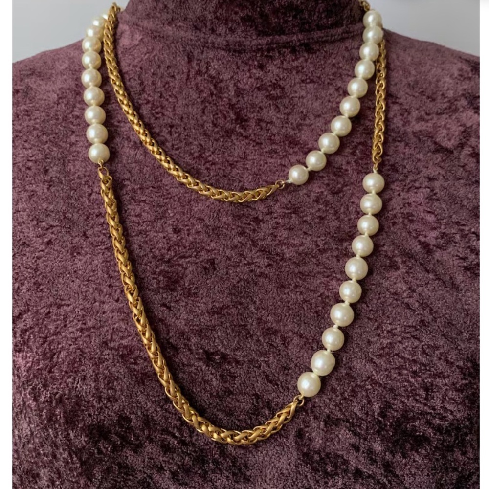 Elegant Gold and Faux Pearl Necklace
